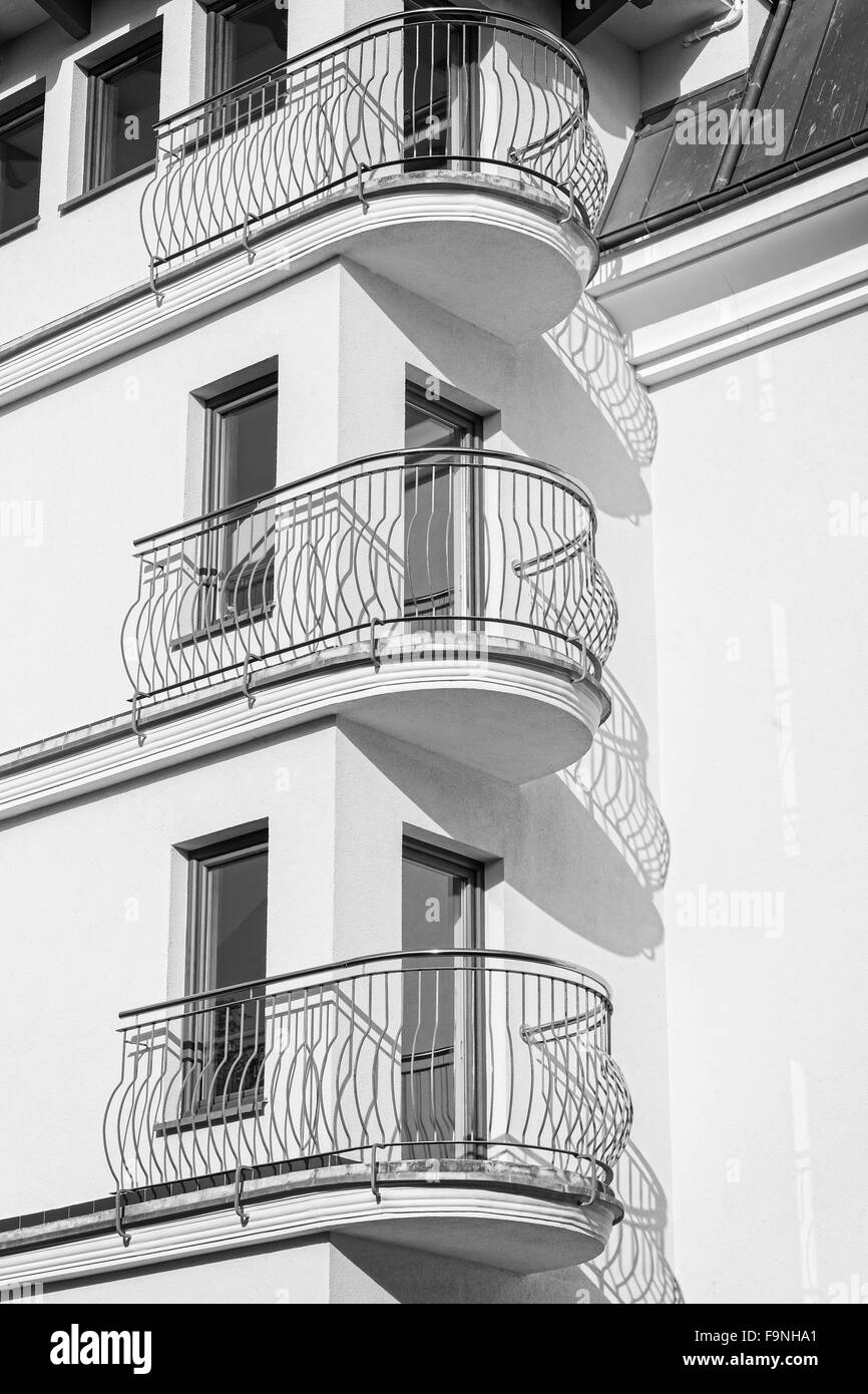 Un balcon en noir et blanc d'un nouvel appartement, l'immobilier concept d'entreprise. Banque D'Images