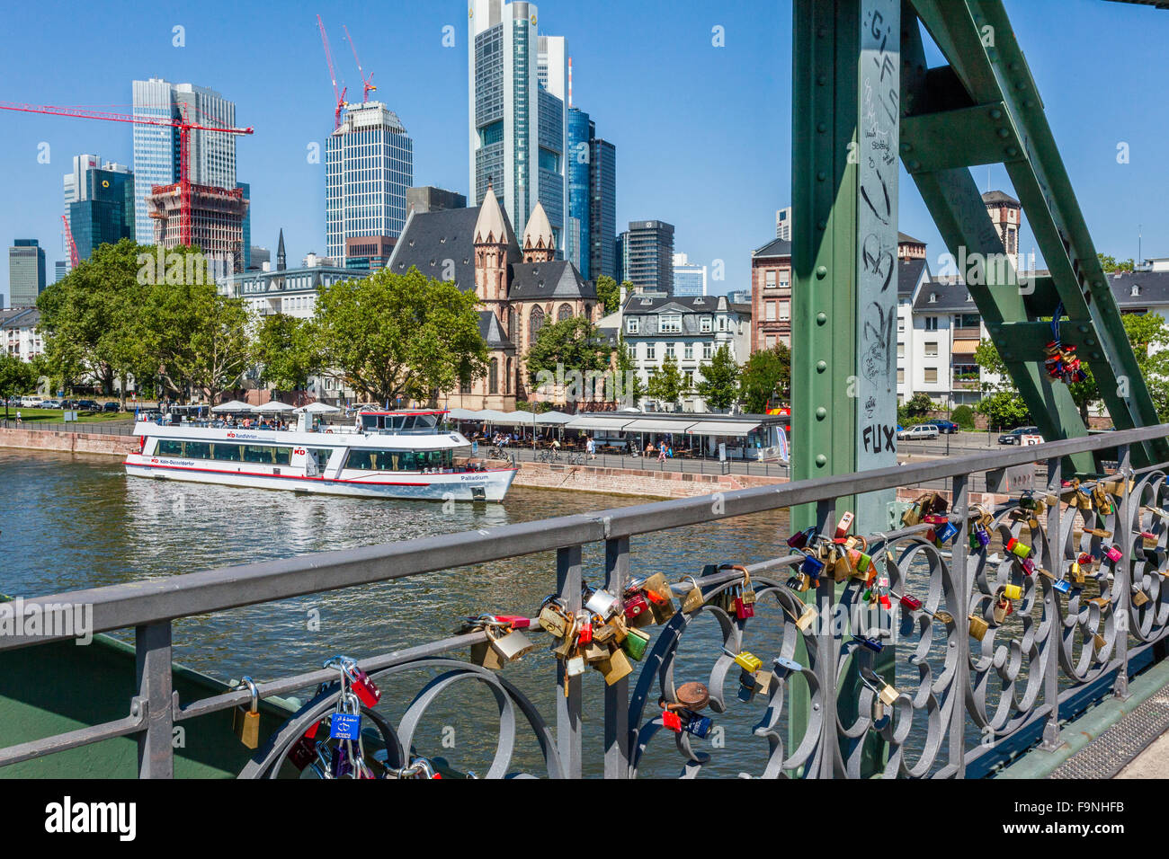 Allemagne, Hesse, Frankfurt am Main, lovelocks Eiserner Steg au pont sur la rivière principale Banque D'Images