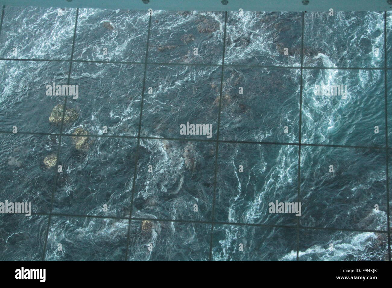 Par l'intermédiaire du grid la mer tourbillonnante Banque D'Images