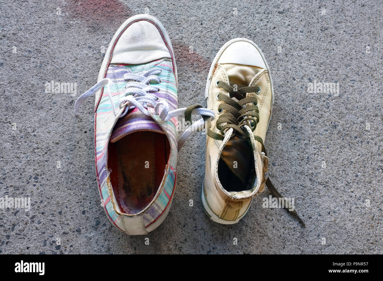 Sneakers colorés sur plancher de béton Banque D'Images