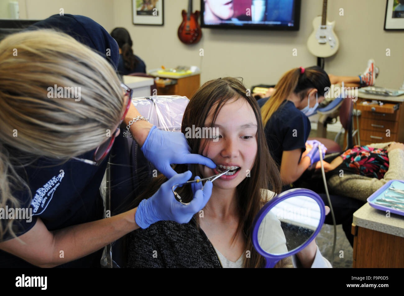 L'orthodontiste est un type de dentiste qui se spécialise dans le redressage dents de travers. Réglage des bretelles et contrôler les dents & bouchée. Banque D'Images