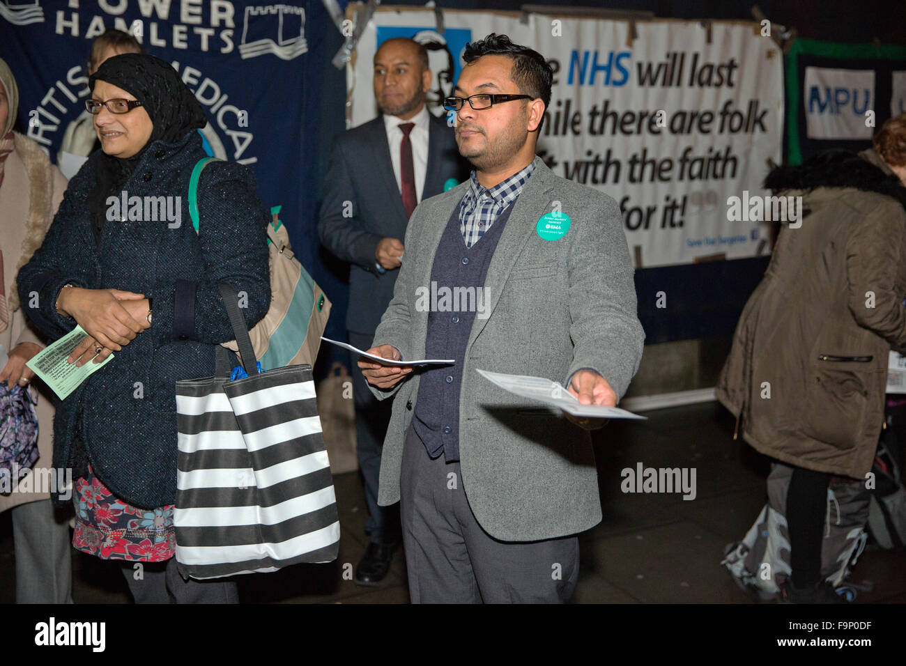 Londres, Royaume-Uni. 17 Décembre, 2015. Oliur conseiller Rahman, Chef du Groupe indépendant sur Tower Hamlets Council, distribue des brochures à la manifestation de Noël pour le NHS en dehors de l'ancien Royal London Hospital. Credit : Mark Kerrison/Alamy Live News Banque D'Images