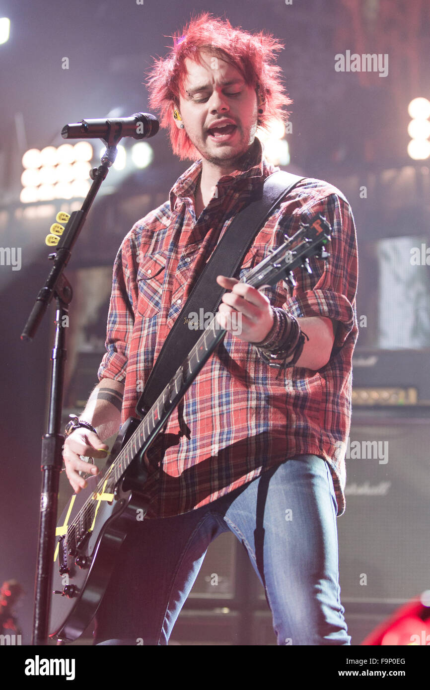 Rosemont, Illinois, USA. Dec 16, 2015. Le guitariste MICHAEL CLIFFORD de 5 secondes de l'été sur scène pendant le jingle Ball iHeartRadio à l'Allstate Arena à Rosemont, Illinois © Daniel DeSlover/ZUMA/Alamy Fil Live News Banque D'Images