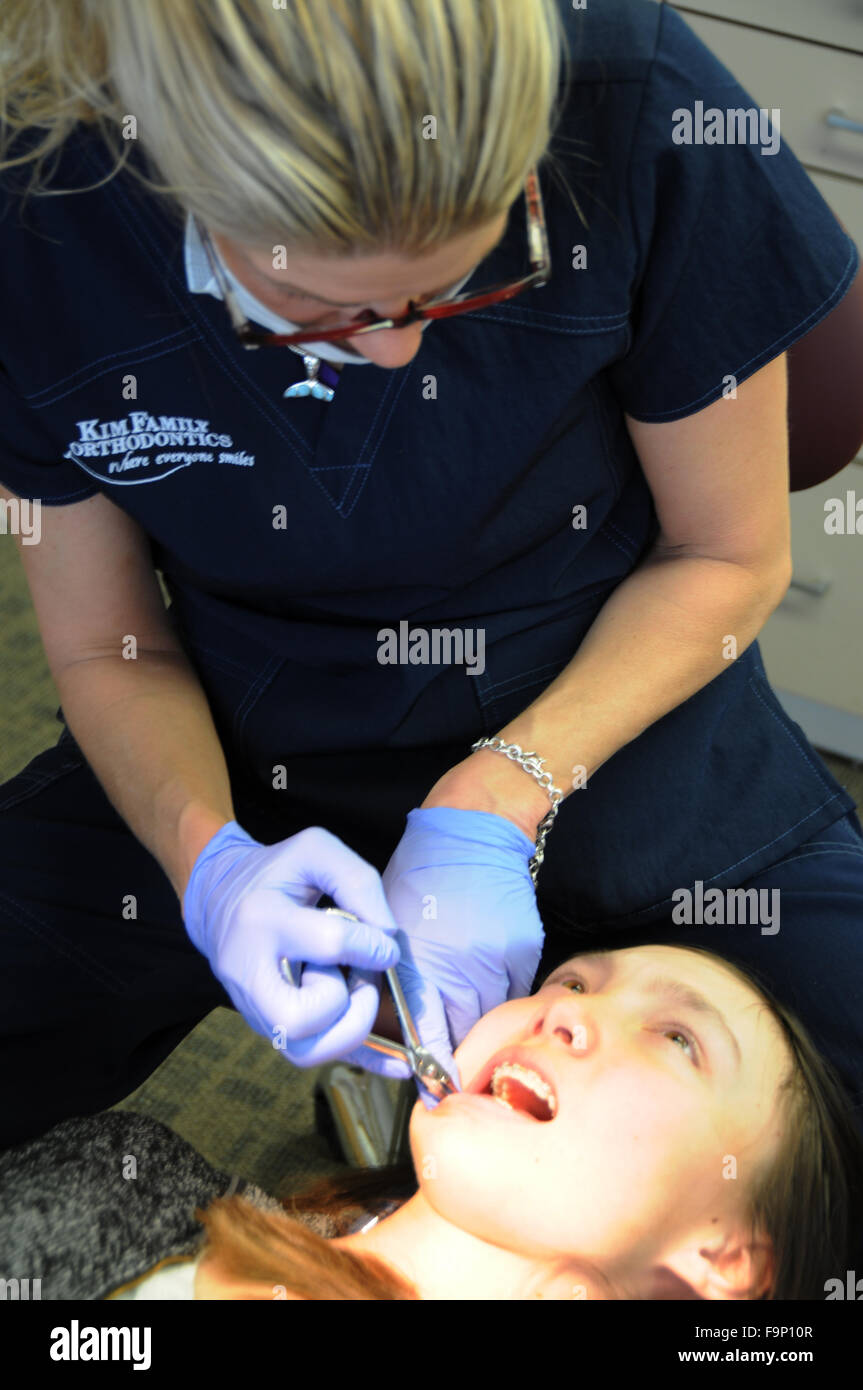 L'orthodontiste est un type de dentiste qui se spécialise dans le redressage dents de travers. Réglage des bretelles et contrôler les dents & bouchée. Banque D'Images