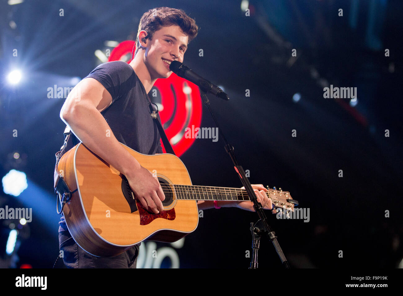 Rosemont, Illinois, USA. Dec 16, 2015. Musicien SHAWN MENDES effectue live pendant le jingle Ball iHeartRadio à l'Allstate Arena à Rosemont, Illinois © Daniel DeSlover/ZUMA/Alamy Fil Live News Banque D'Images