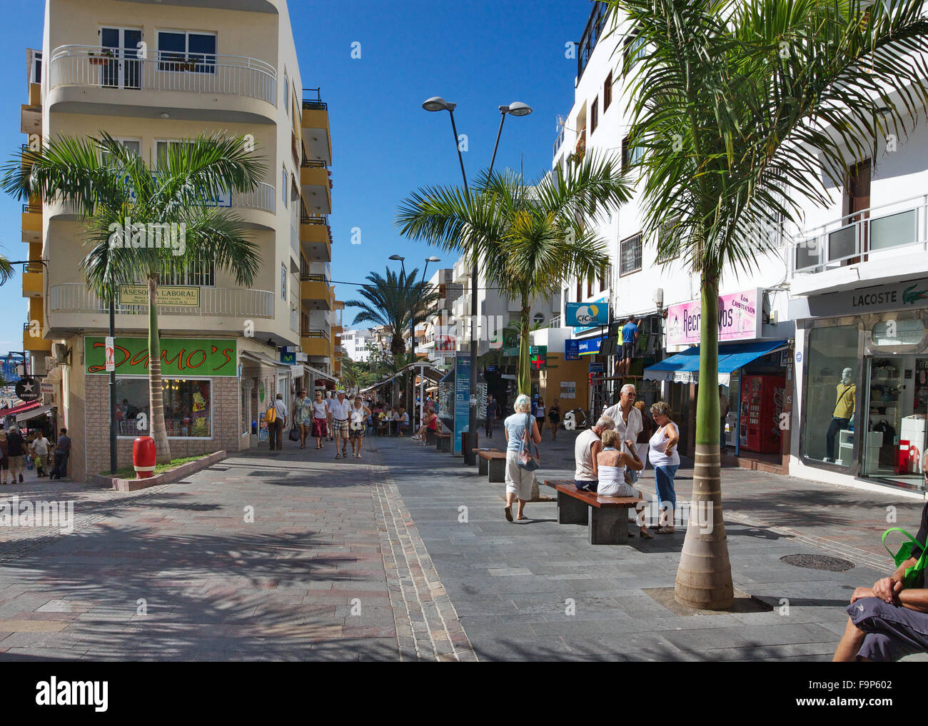 Vue de la rue de Los Cristianos. Tenerife. Îles Canaries. L'Espagne. Banque D'Images