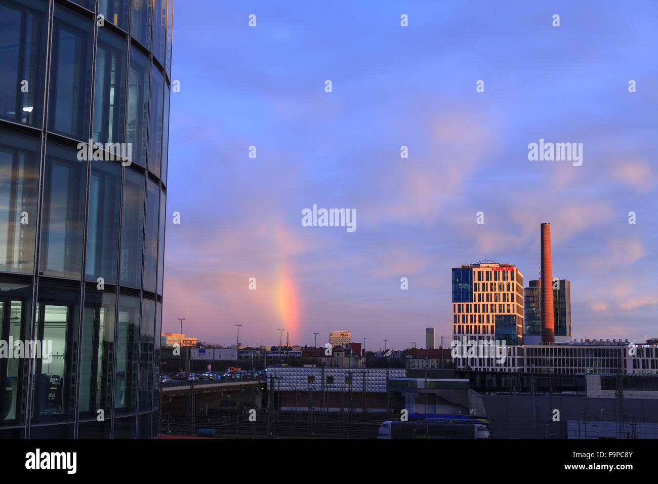 Munich, Allemagne. Au 18 décembre, 2015. Arc-en-ciel au-dessus de Munich à l'aube. Du côté de Munich City Tour (à gauche) avec Donnersbergerbrücke (bridge) en arrière-plan. Credit : Géorgie Chapman/Alamy Live News Banque D'Images