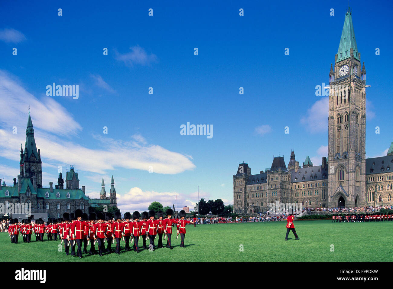 Édifices du Parlement sur la Colline du Parlement, Ottawa, Ontario, Canada - relève de la garde, la Tour de la paix et de l'Édifice du Centre Banque D'Images