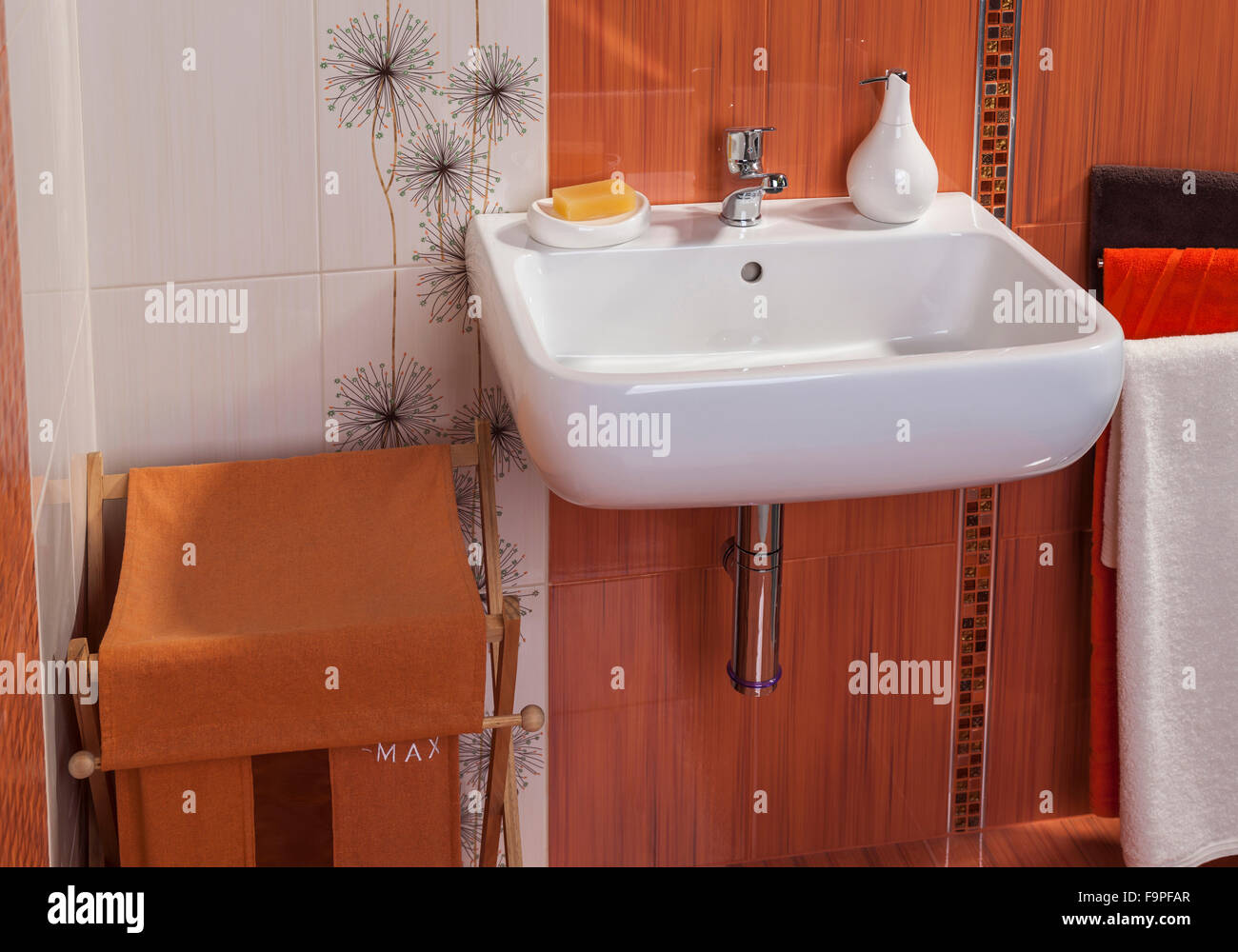 Détail d'une salle de bains privative moderne intérieur en orange avec lavabo Banque D'Images