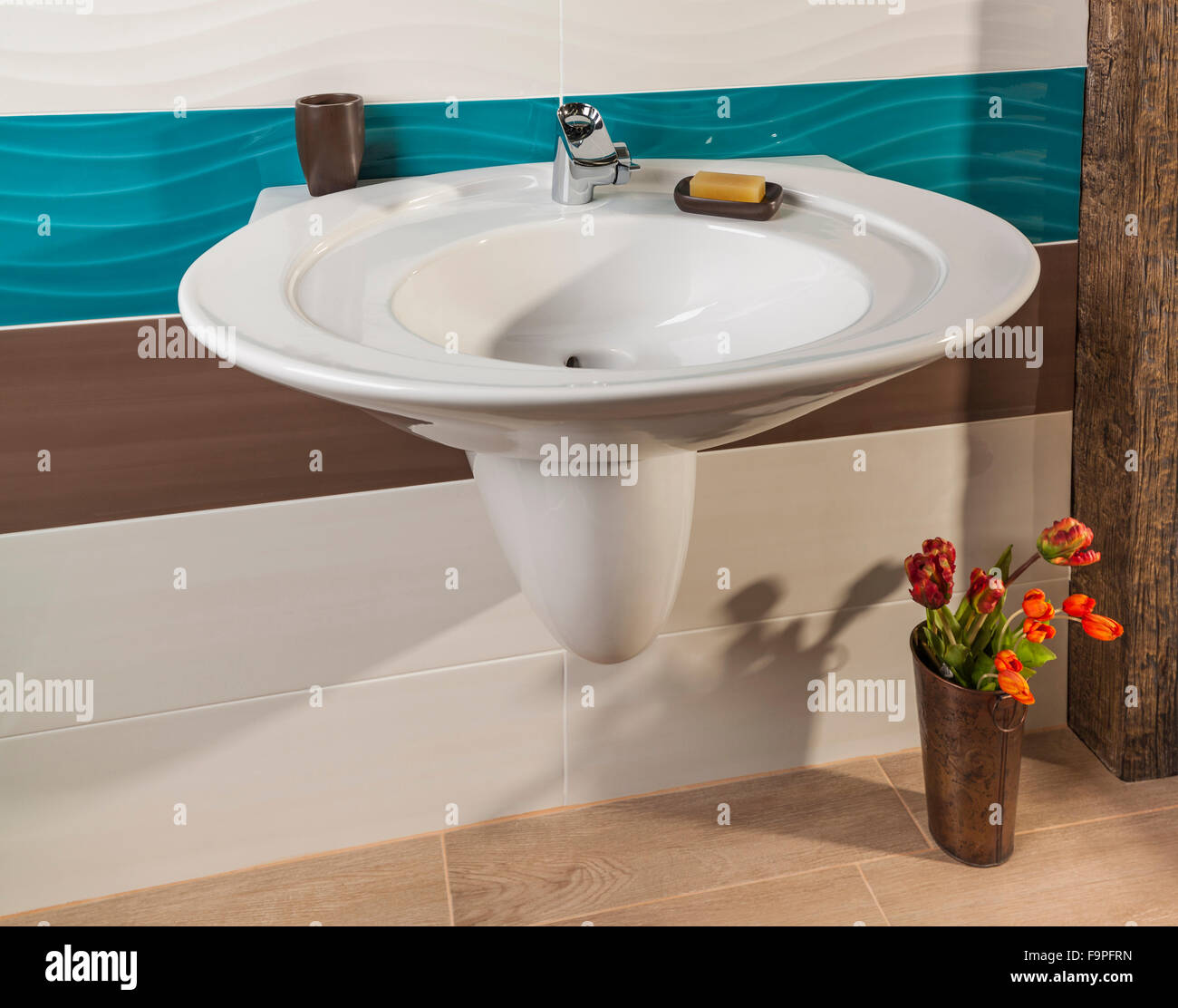 Lavabo dans une salle de bains de luxe décorées de fleurs Banque D'Images