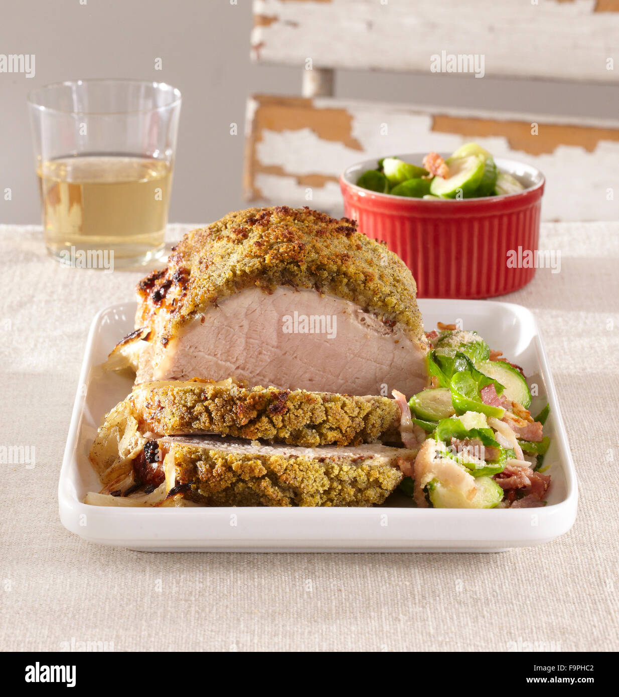 Rôti de porc en croûte avec les choux de Bruxelles + étapes Photo Stock