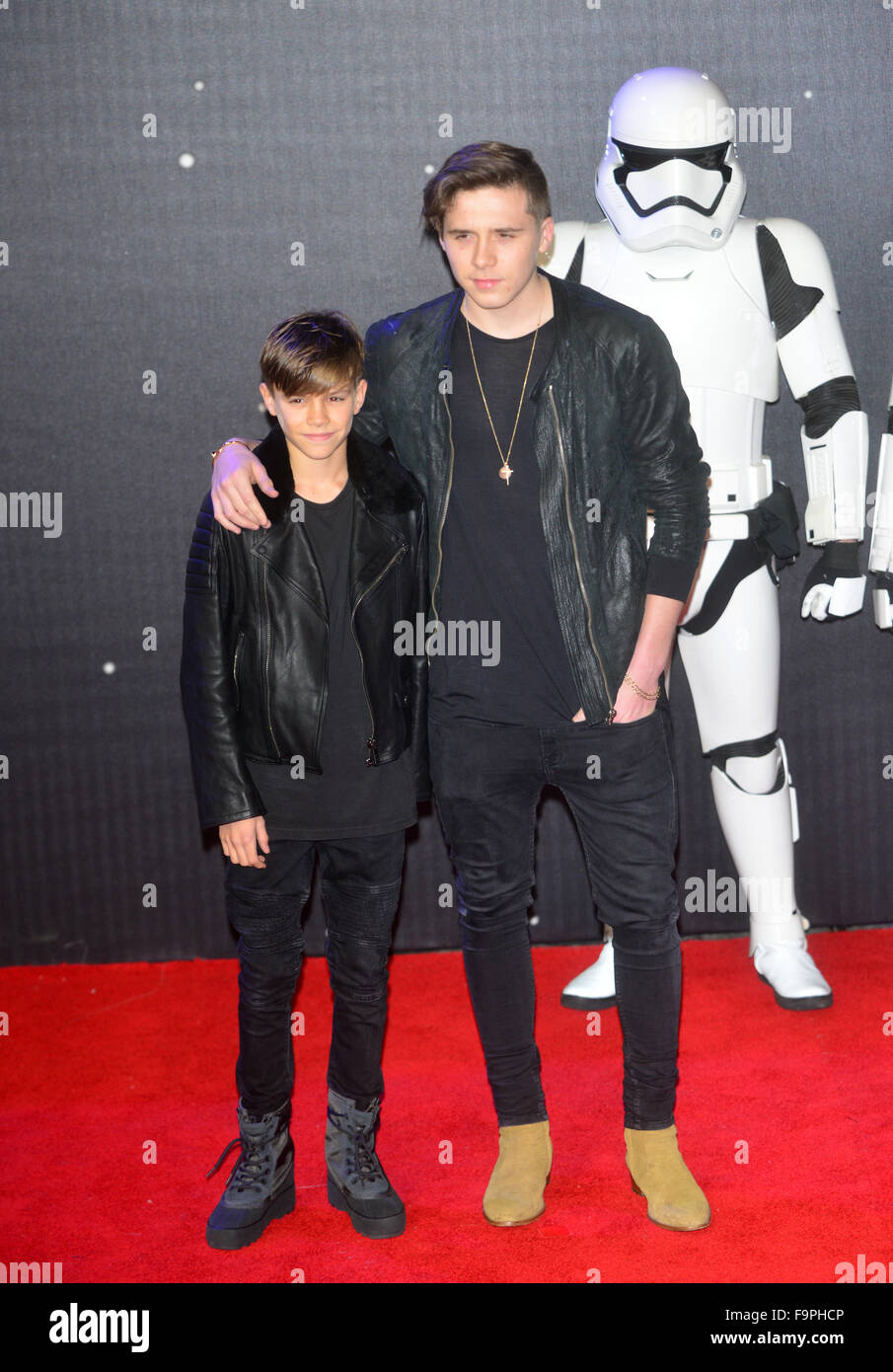 Romeo et Brooklyn Beckham au Star Wars : Le travail s'éveille, première Européenne à Leicester Square, Londres le 16 décembre Banque D'Images