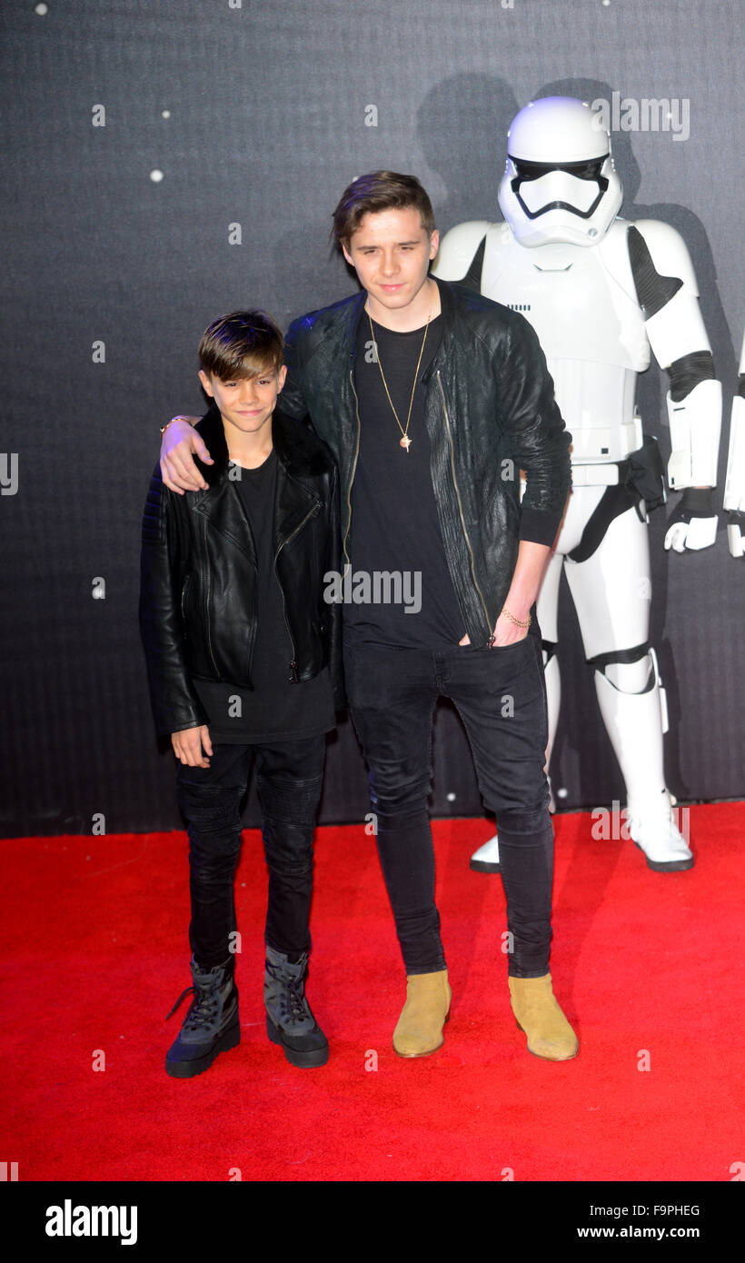 Romeo et Brooklyn Beckham au Star Wars : Le travail s'éveille, première Européenne à Leicester Square, Londres le 16 décembre Banque D'Images