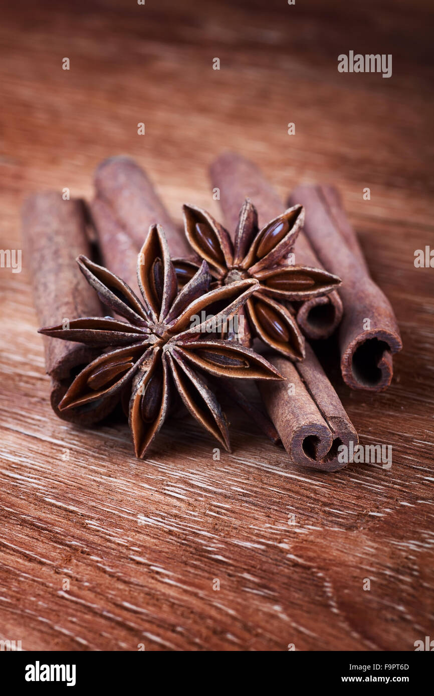 Anise stars avec des bâtons de cannelle sur planche de bois Banque D'Images