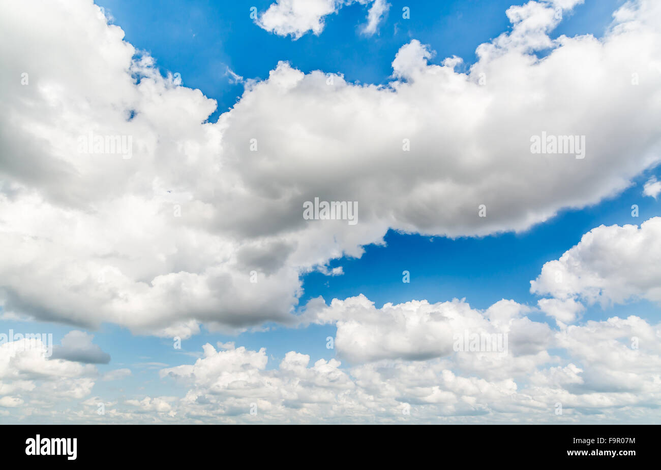 Nuage Blanc et de ciel bleu... Banque D'Images