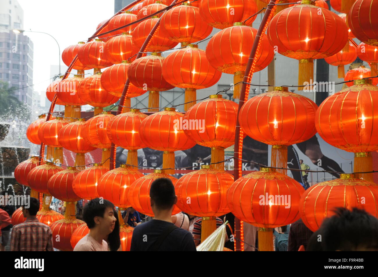 Centre commercial de Malaisie décoré pour le Nouvel An Chinois avec les célébrations de la Fête du Printemps les lanternes rouges Banque D'Images