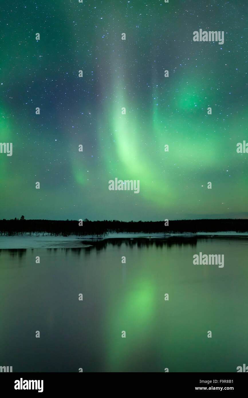 Des aurores boréales au-dessus d'un lac dans la région de Laponie finlandaise. Banque D'Images