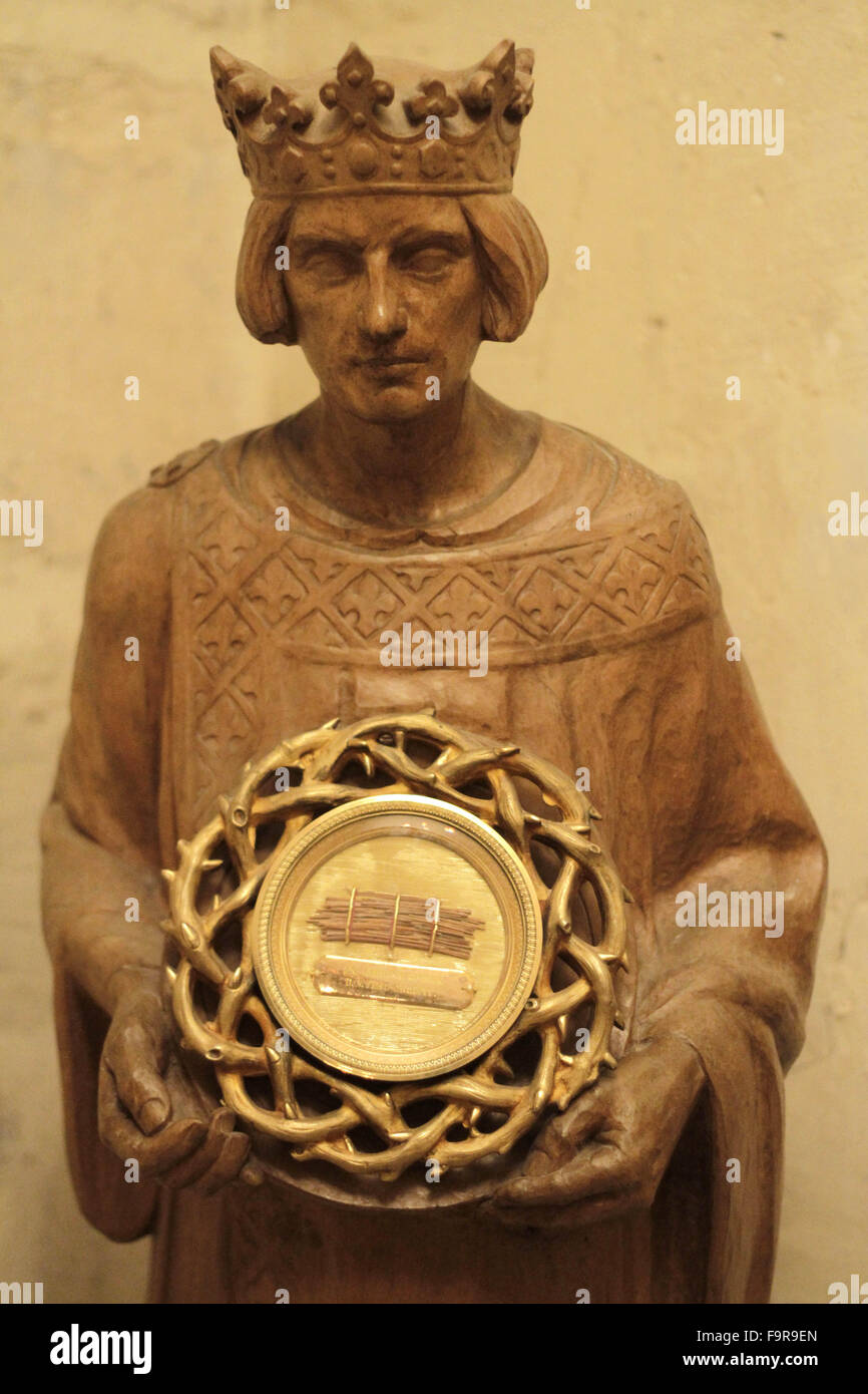 Sculpture de Saint Louis portant la couronne. Châsse contenant un fragment de la couronne d'épines. Musée de sens. Banque D'Images