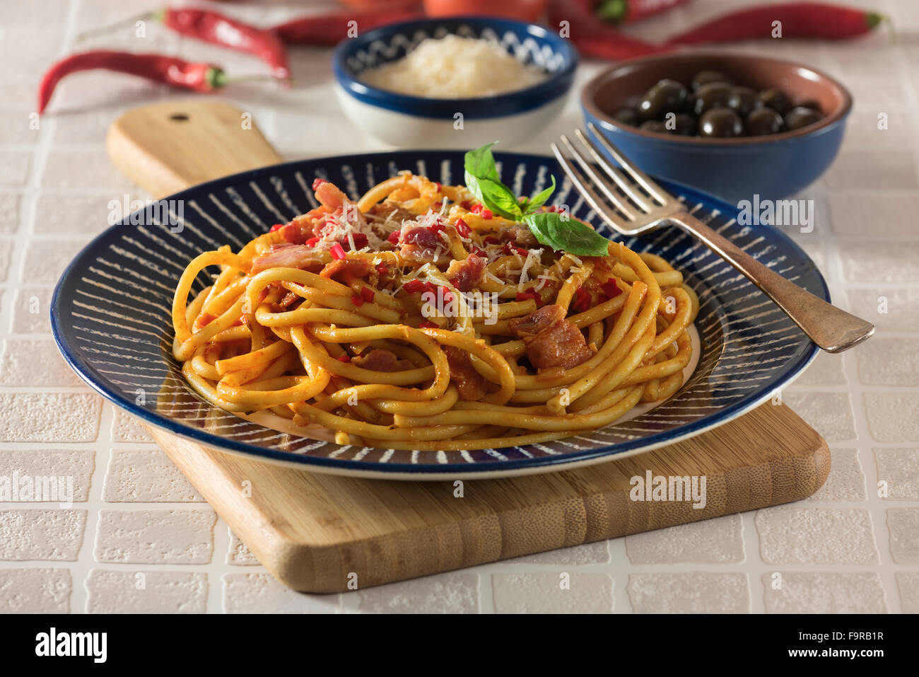 Bucatini all'amatriciana.pâtes avec du bacon et la sauce tomate. Cuisine italienne. Banque D'Images