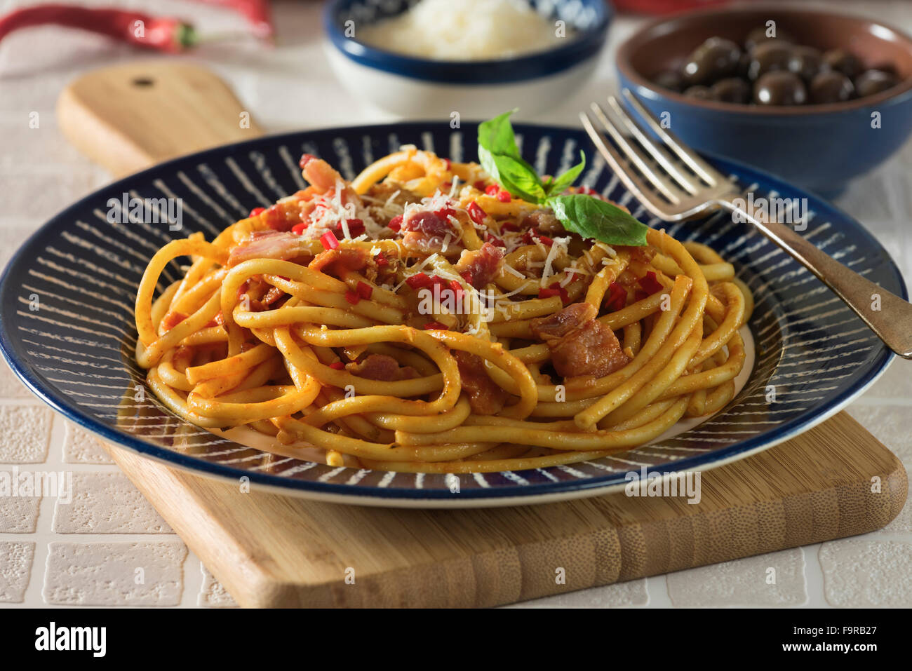 Bucatini all'amatriciana.pâtes avec du bacon et la sauce tomate. Cuisine italienne. Banque D'Images