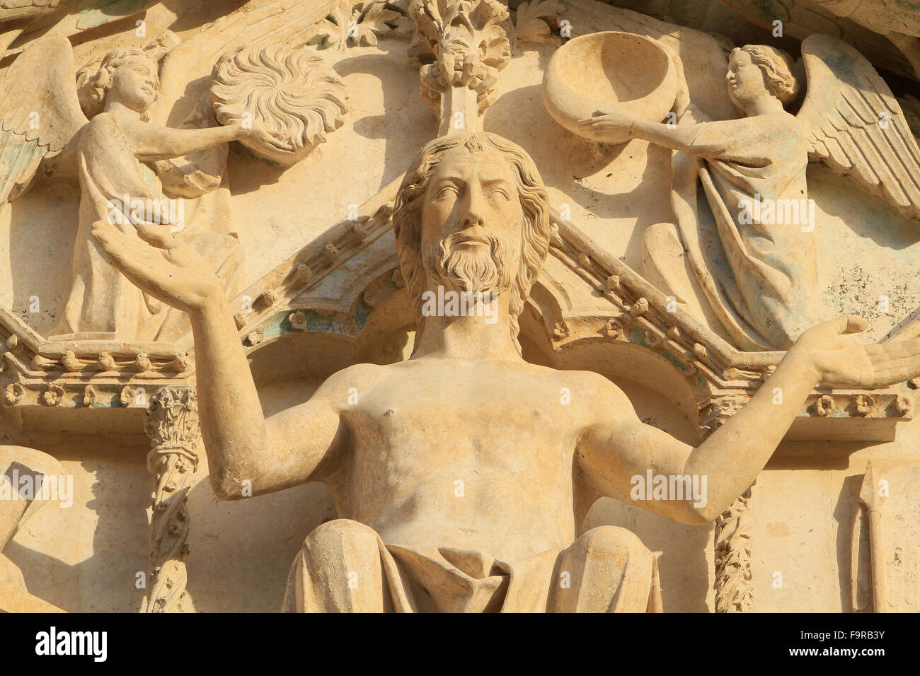 Sculpture du Christ assis sur un trône. Le Jugement Dernier. Tympan du portail central de l'ouest. La cathédrale Saint-Étienne. Banque D'Images