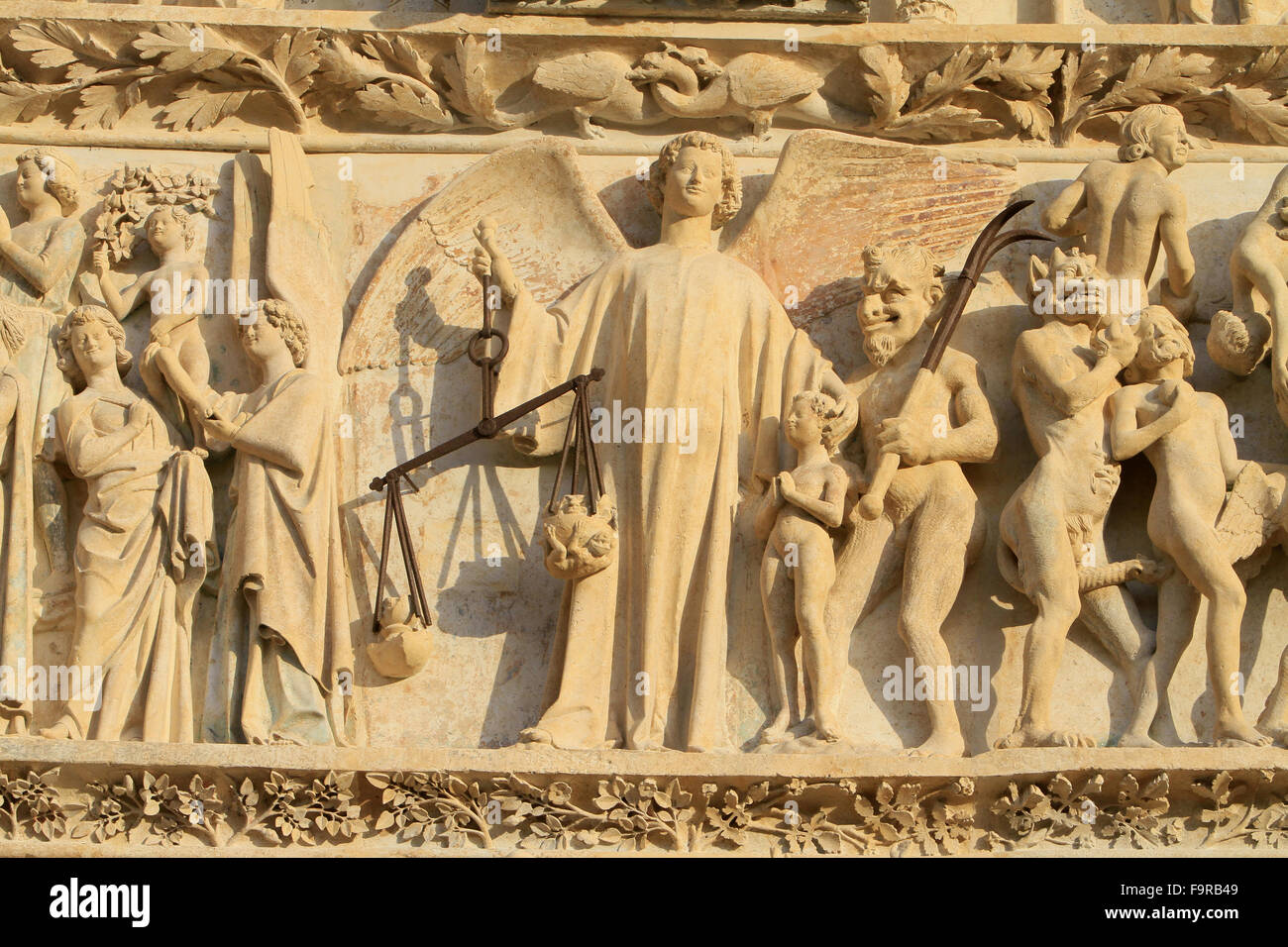 La pesée des âmes par l'Archange Michel. Tympan de la façade ouest, portail central. La cathédrale Saint-Étienne. Banque D'Images