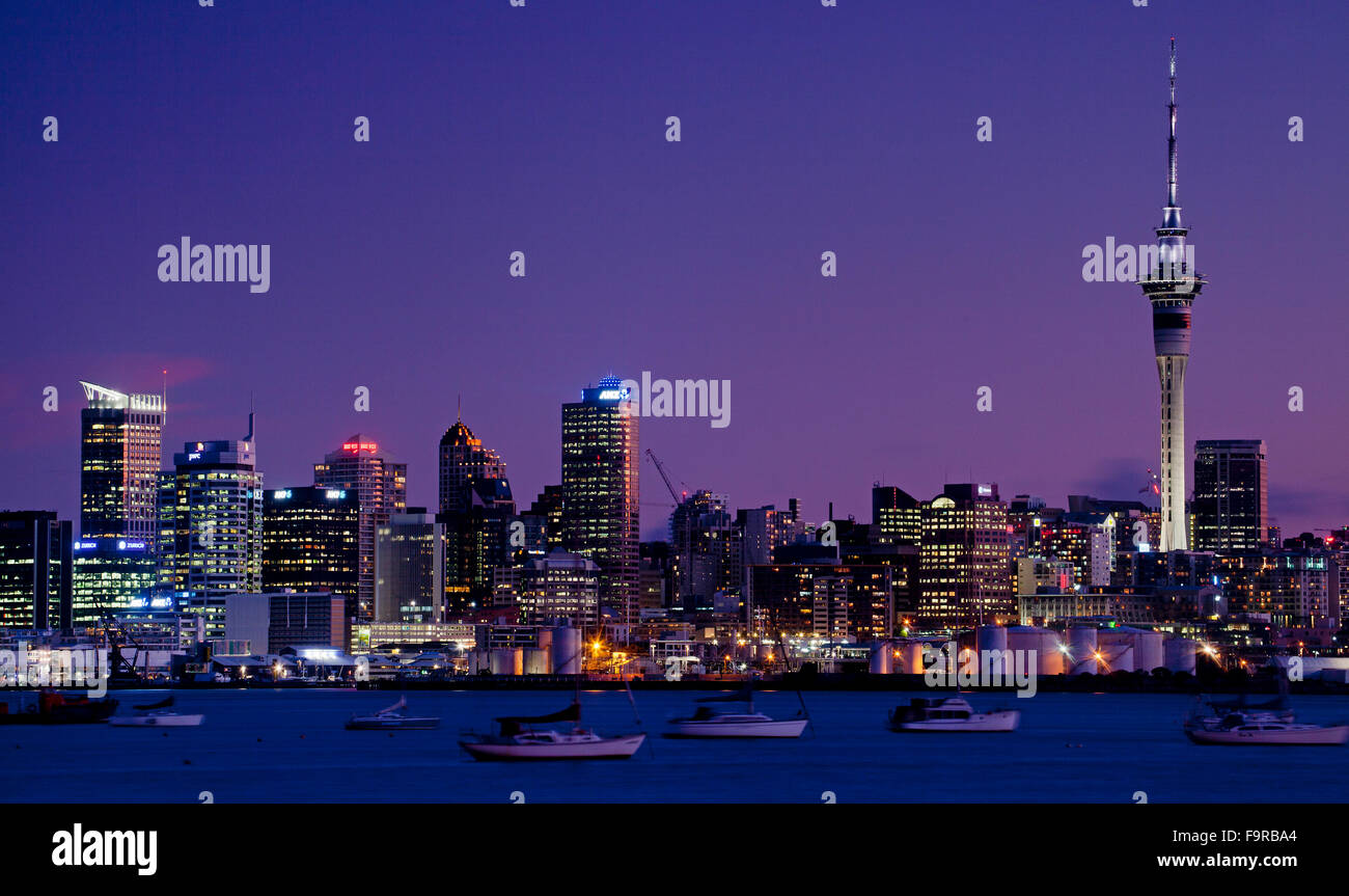 L'Auckland City skyline at night, avec la Sky Tower, le plus haut bâtiment de l'hémisphère sud. Banque D'Images