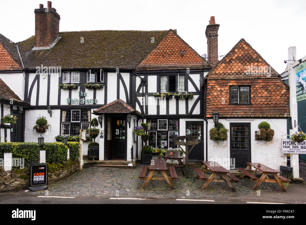 Le White Horse pub à Shere, Surrey, UK Banque D'Images
