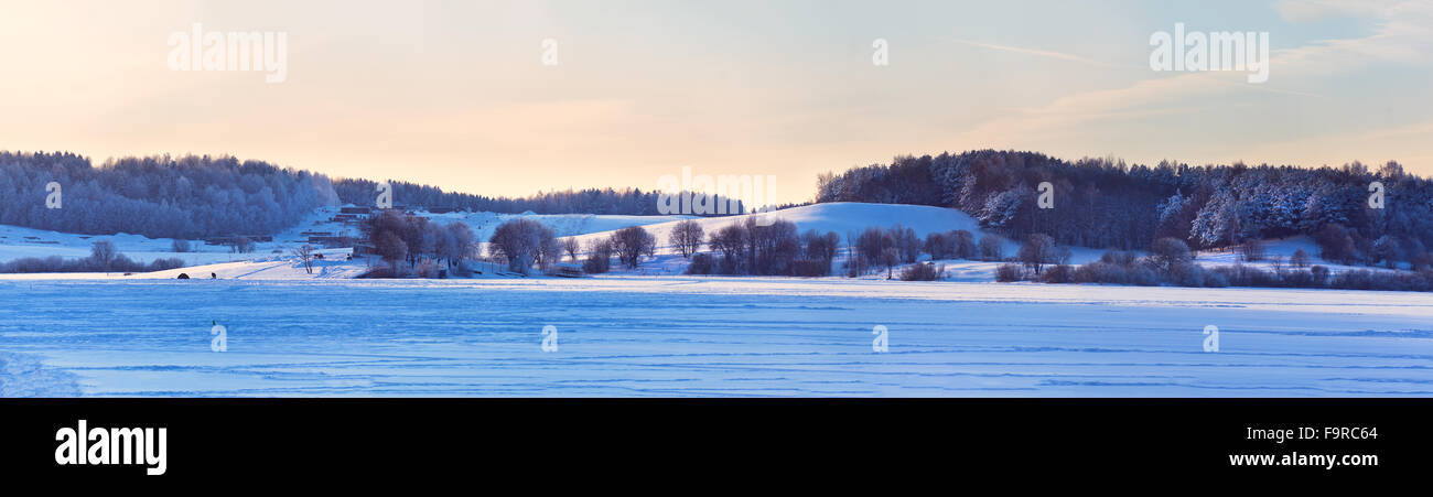 Journée ensoleillée d'hiver au Bélarus. Froide journée d'hiver. Lac d'hiver. Banque D'Images