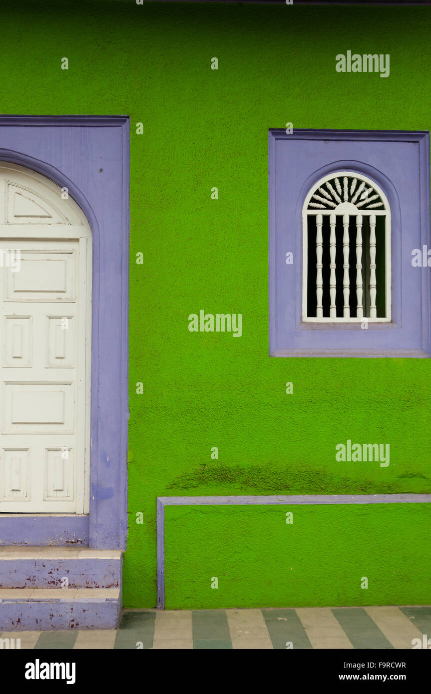 Vert et violet de mur en pierre, maison coloniale en bois blanc avec porte fermée à Grenade Banque D'Images