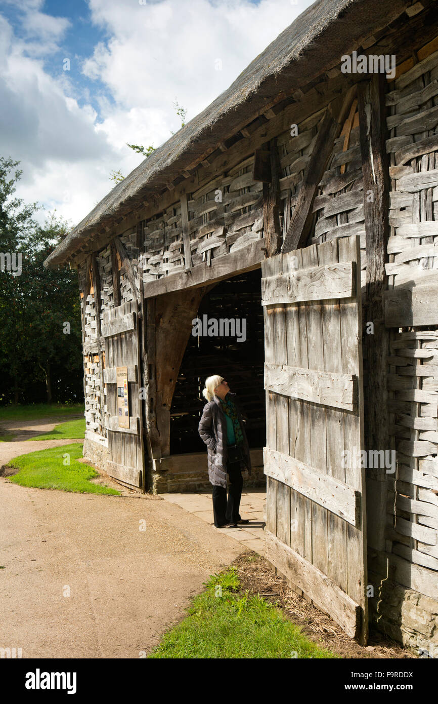 Royaume-uni, Angleterre, Worcestershire, Bromsgrove, Musée d'Avoncroft, visiteur à la chaume en Cholstrey, à partir de la grange de battage Banque D'Images