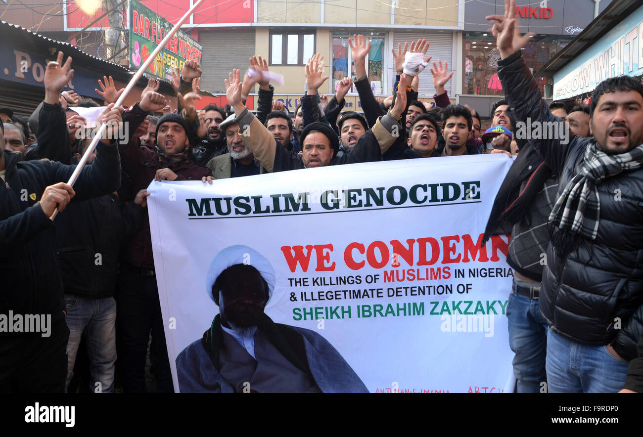 Srinagar, au Cachemire. Au 18 décembre, 2015. Les manifestants musulmans chiites du cachemire crier des slogans contre le gouvernement nigérian et la détention de leur chef Ibraheem Zakzaky au Nigeria, des soldats nigérians tués des centaines de Musulmans chiites ce week-end après leur groupe a ouvert le feu sur le convoi de l'armée du Nigeria, le chef du mouvement islamique chiite et des rapports militaires, a déclaré lundi Crédit : Sofi Suhail/Alamy Live News Banque D'Images