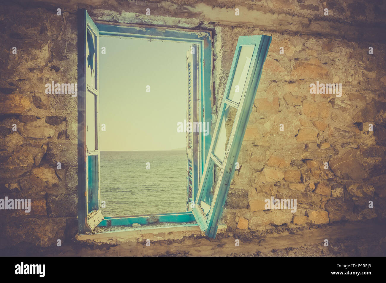 Vieille fenêtre cassée avec vue sur mer Banque D'Images