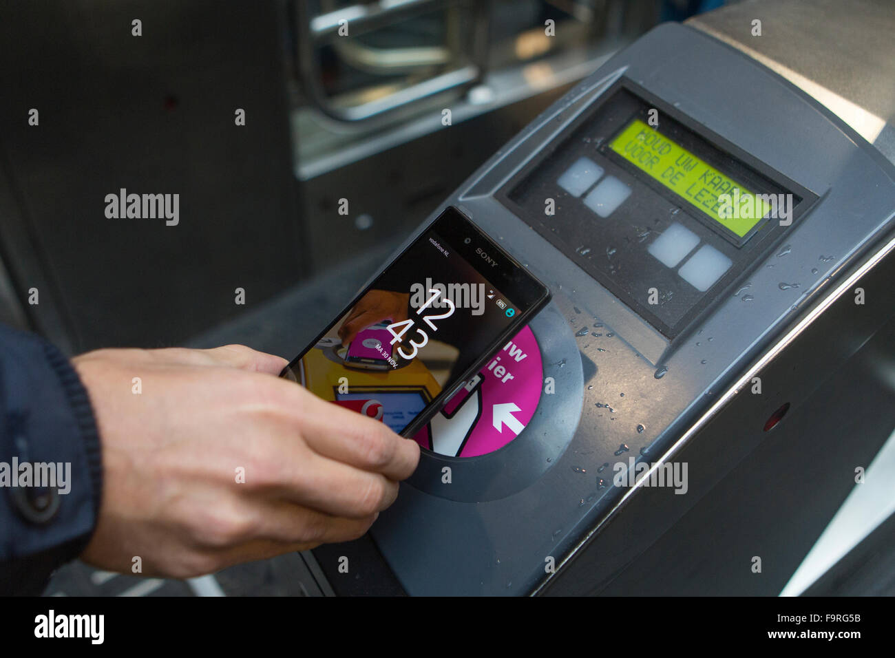 Toutes les entreprises de transport néerlandaise a commencé en collaboration avec les compagnies de téléphone (Vodafone et KNP) une expérience dans laquelle les usagers peuvent vérifier dans et par téléphone mobile sur les transports publics. Banque D'Images