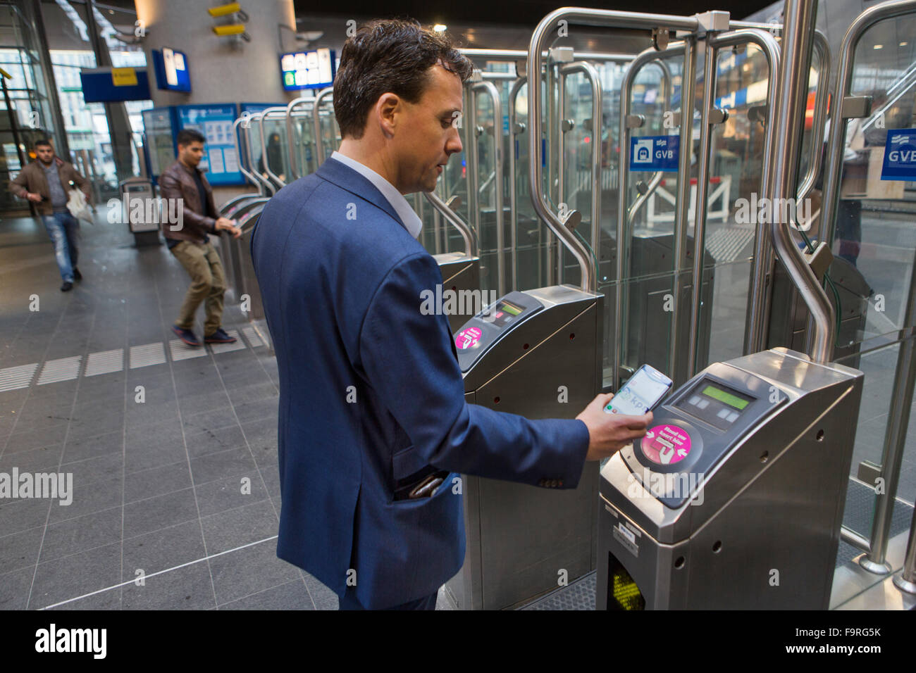 Toutes les entreprises de transport néerlandaise a commencé en collaboration avec les compagnies de téléphone (Vodafone et KNP) une expérience dans laquelle les usagers peuvent vérifier dans et par téléphone mobile sur les transports publics. Banque D'Images