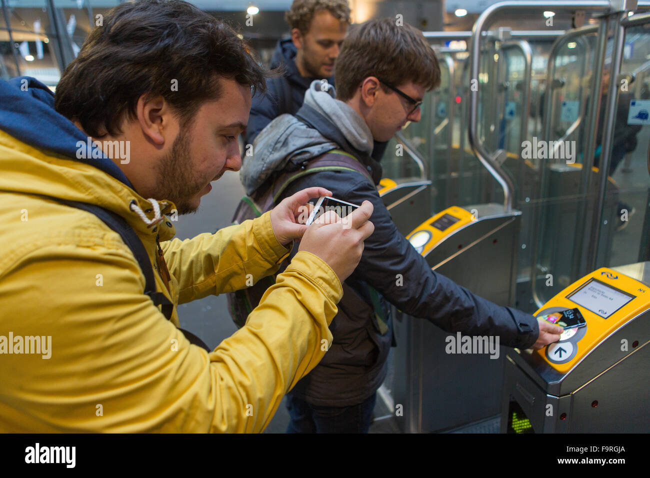 Toutes les entreprises de transport néerlandaise a commencé en collaboration avec les compagnies de téléphone (Vodafone et KNP) une expérience dans laquelle les usagers peuvent vérifier dans et par téléphone mobile sur les transports publics. Banque D'Images