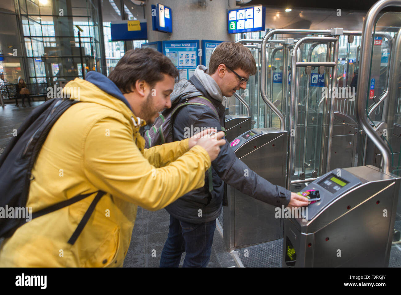 Toutes les entreprises de transport néerlandaise a commencé en collaboration avec les compagnies de téléphone (Vodafone et KNP) une expérience dans laquelle les usagers peuvent vérifier dans et par téléphone mobile sur les transports publics. Banque D'Images