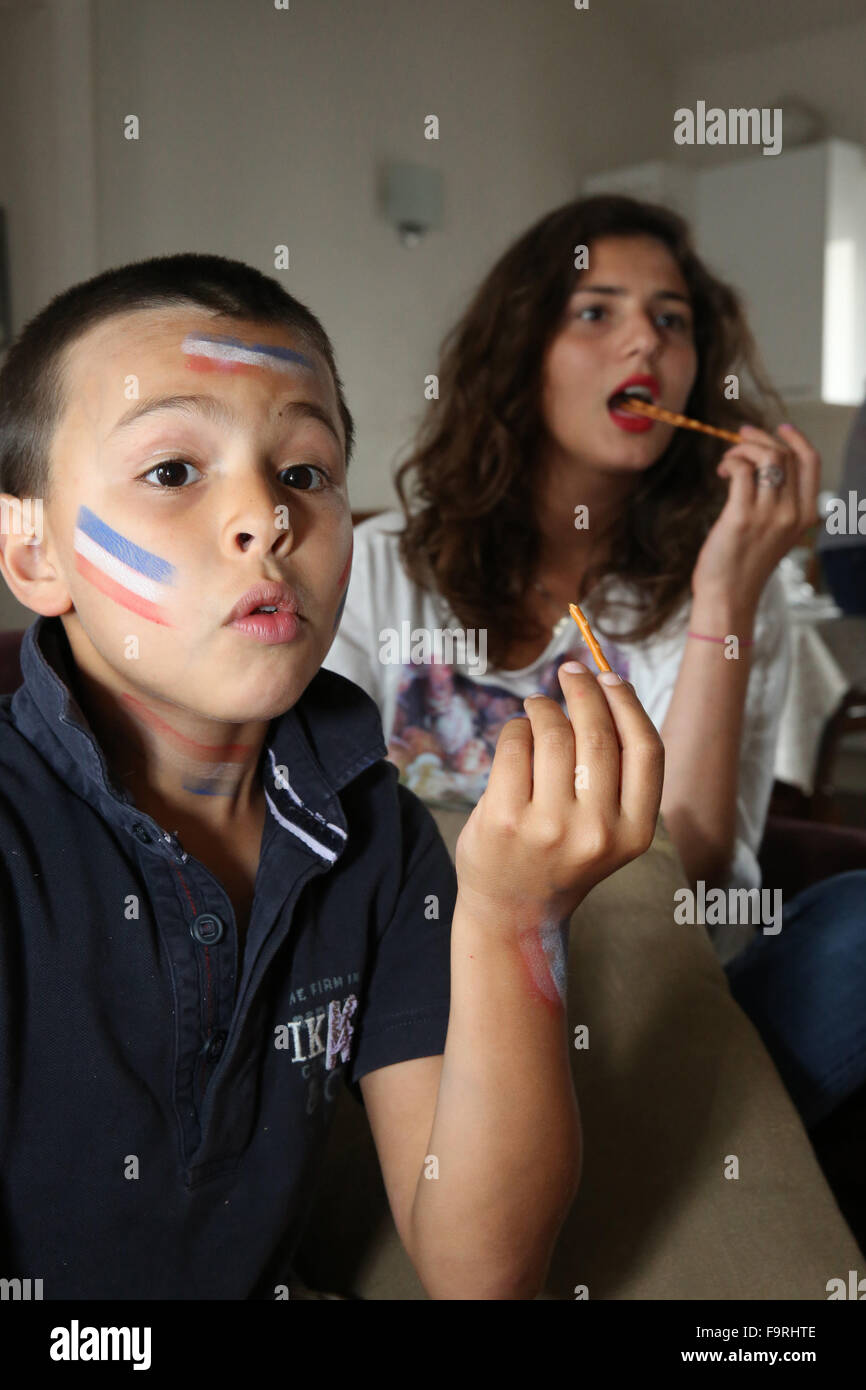 Les jeunes supporters français regarder la Coupe du monde de football à la télévision Banque D'Images