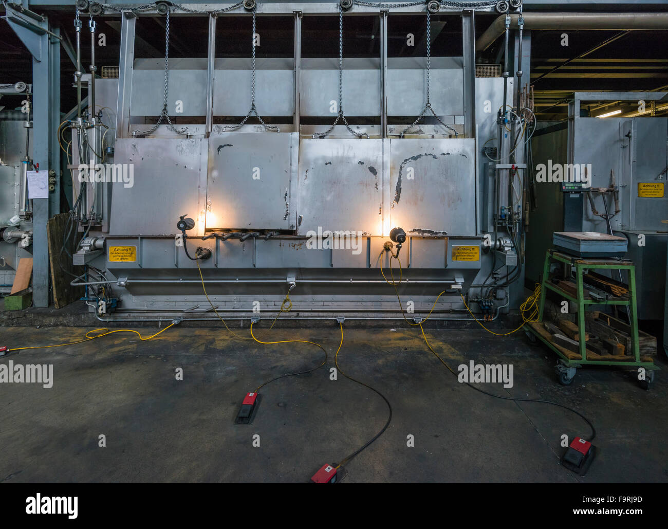 Four à l'usine de soufflage de verre traditionnelle à Zürich, Suisse. Banque D'Images