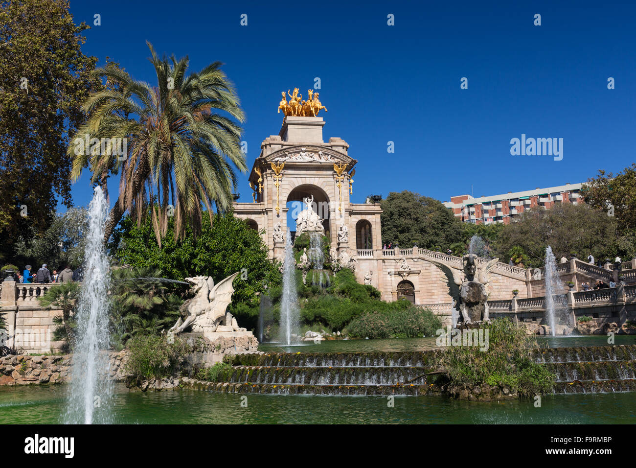 Lac du parc Ciudadela Barcelone fontaine avec golden quadriga d'Aurora Banque D'Images