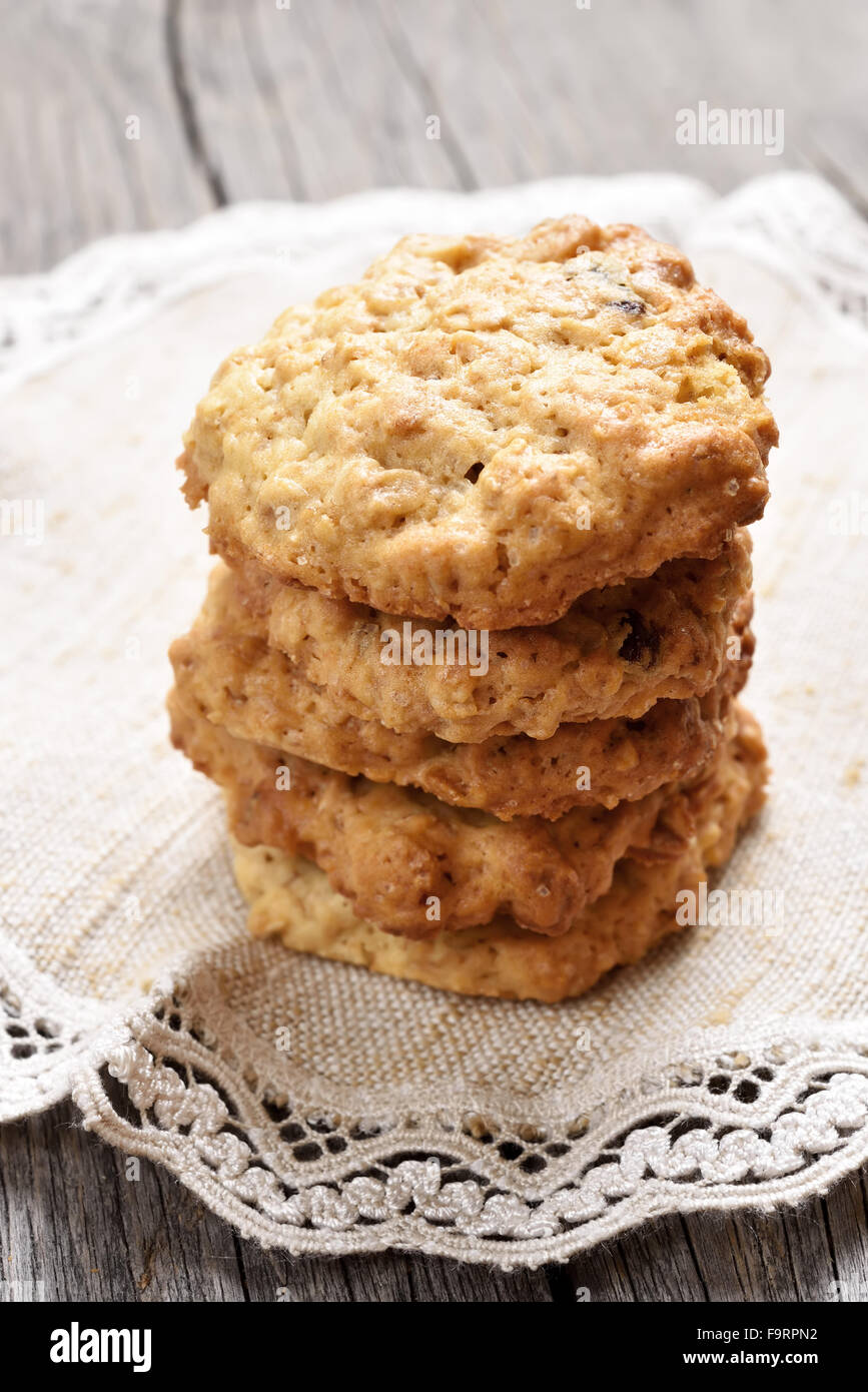 L'avoine cookies faits maison empilés sur des nappes Banque D'Images