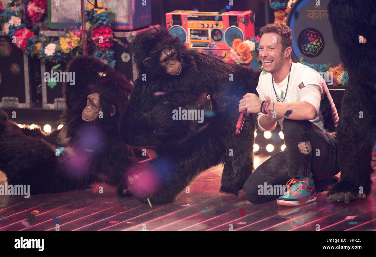 Berlin, Allemagne. 25Th Dec 2015. Chris Martin, chanteur du groupe Coldplay pose sur scène lors de la finale de l'émission de télévision 'La Voix de l'Allemagne' à Berlin, Allemagne, 17 décembre 2015. Photo : Joerg Carstensen/dpa/Alamy Live News Banque D'Images