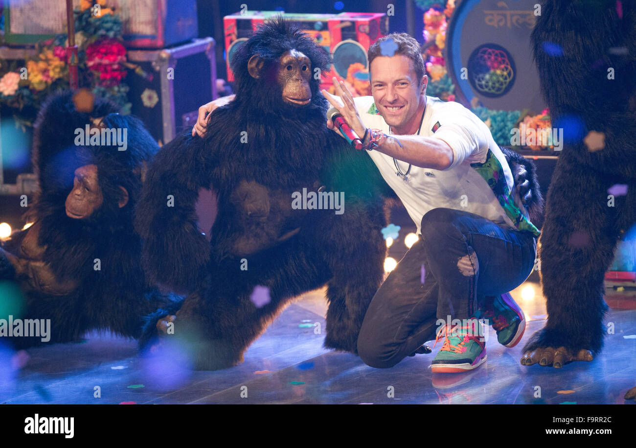 Berlin, Allemagne. 25Th Dec 2015. Chris Martin, chanteur du groupe Coldplay pose sur scène lors de la finale de l'émission de télévision 'La Voix de l'Allemagne' à Berlin, Allemagne, 17 décembre 2015. Photo : Joerg Carstensen/dpa/Alamy Live News Banque D'Images