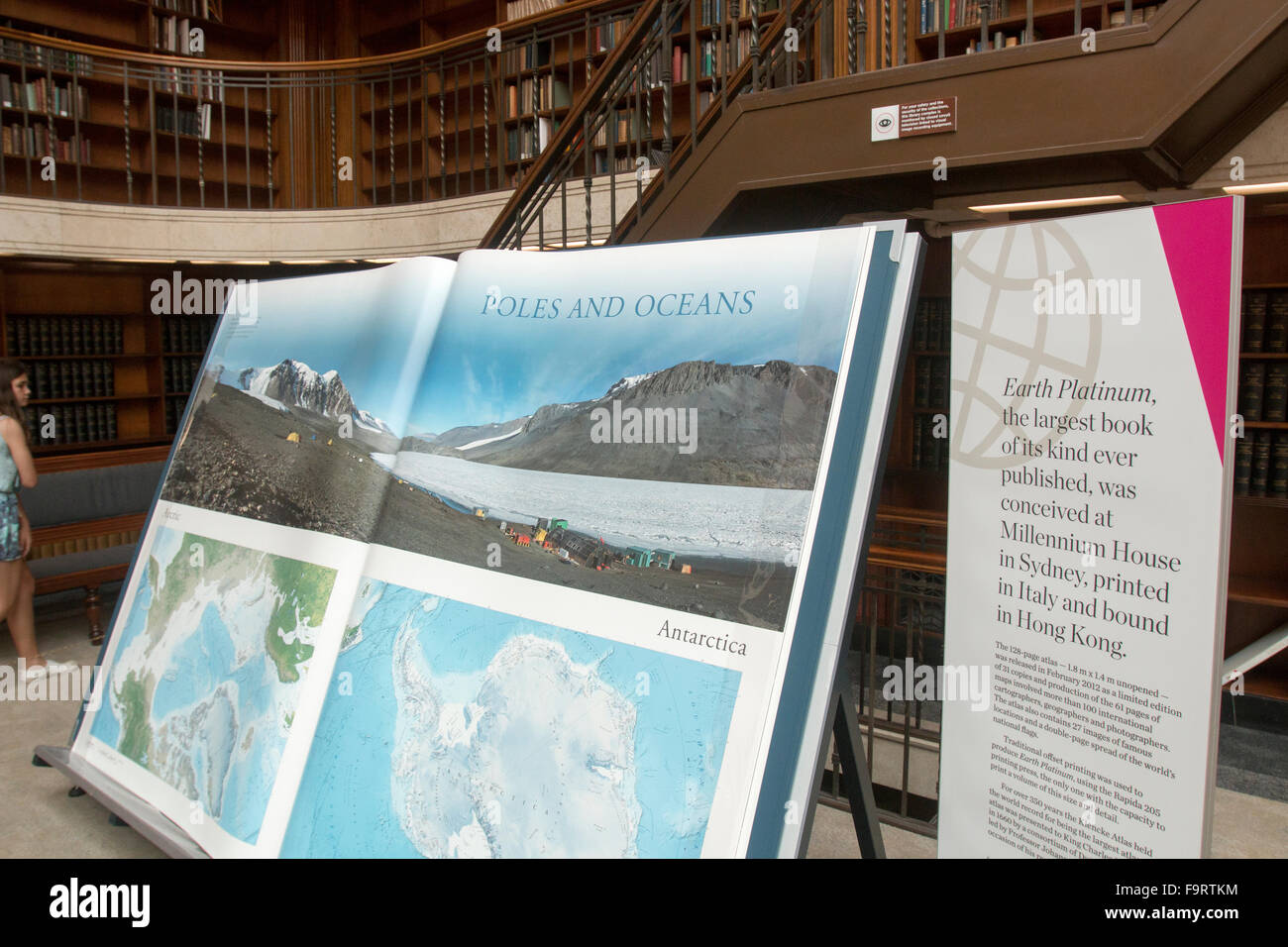 Platine Atlas de la terre plus grand livre à la bibliothèque d'état de la Nouvelle Galles du Sud, sur Macquarie Street, Sydney, Australie Banque D'Images