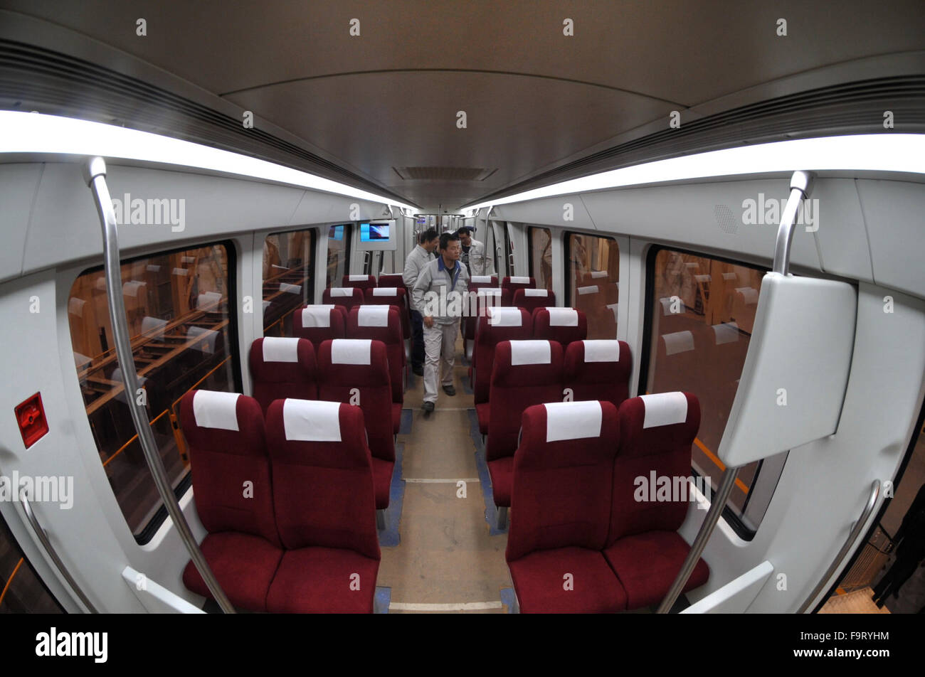 Hegang. Dec 18, 2015. Photos prises le 18 décembre 2015 montre la scène de l'intérieur d'une faible vitesse Maglev Train à Changsha, capitale de la province du Hunan en Chine centrale. Un sentier cours démarré sur les 18,5 kilomètres de long moyen-faible débit maglev ligne ferroviaire reliant Changsha Gare du Sud et la ville. L'aéroport de Huanghua © longtemps Hongtao/Xinhua/Alamy Live News Banque D'Images