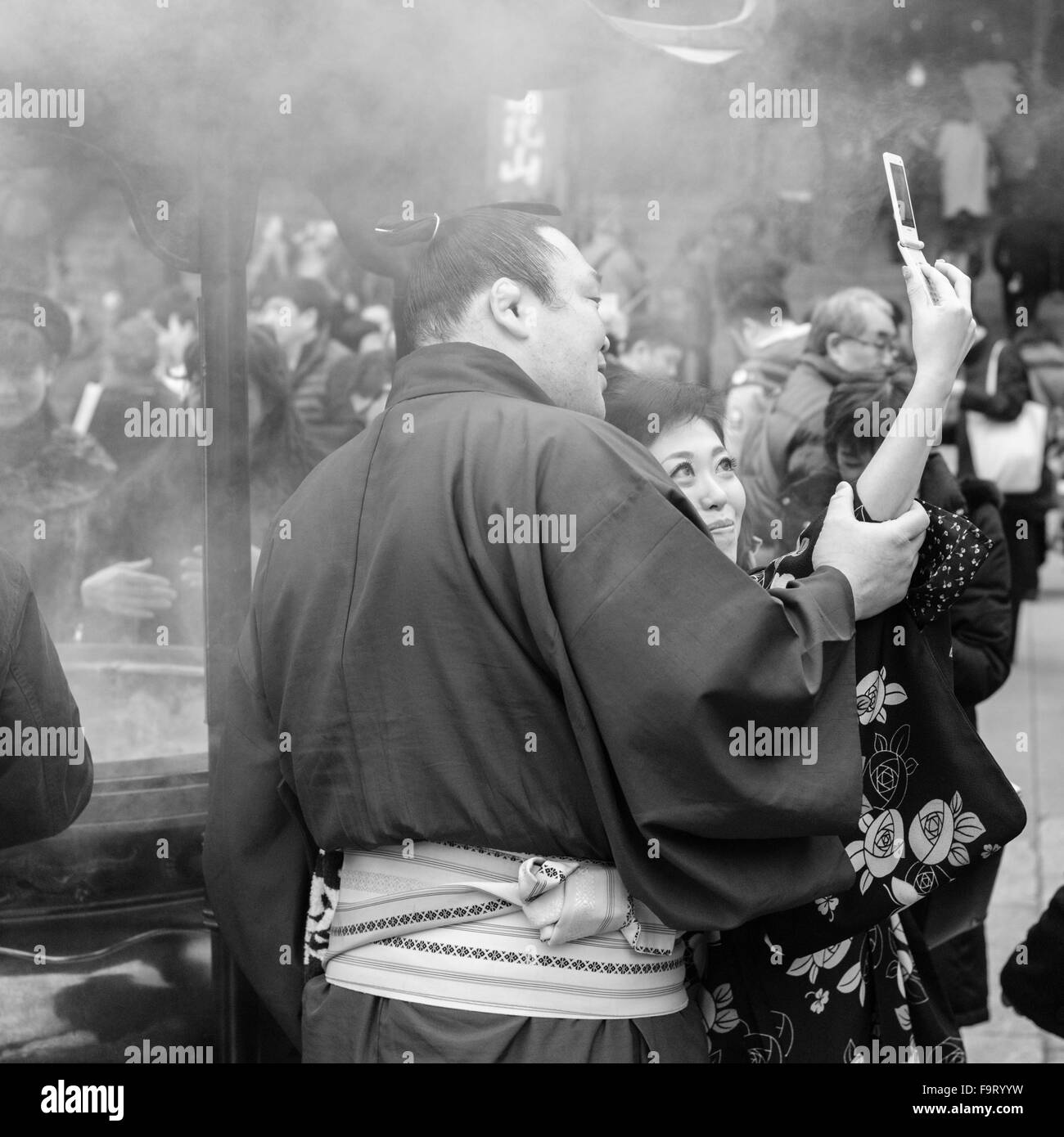 Asahishou 旭日松 (lutteur de Sumo) Visite du Sensō-ji (金龍山浅草寺) à Asakusa, Tokyo avec sa jeune femme, en tenant une. selfies Banque D'Images Asahishou 旭日松 (lutteur de Sumo) Visite du Sensō-ji (金龍山浅草寺) à Asakusa, Tokyo avec sa jeune femme, en tenant une. selfies Banque D'Images