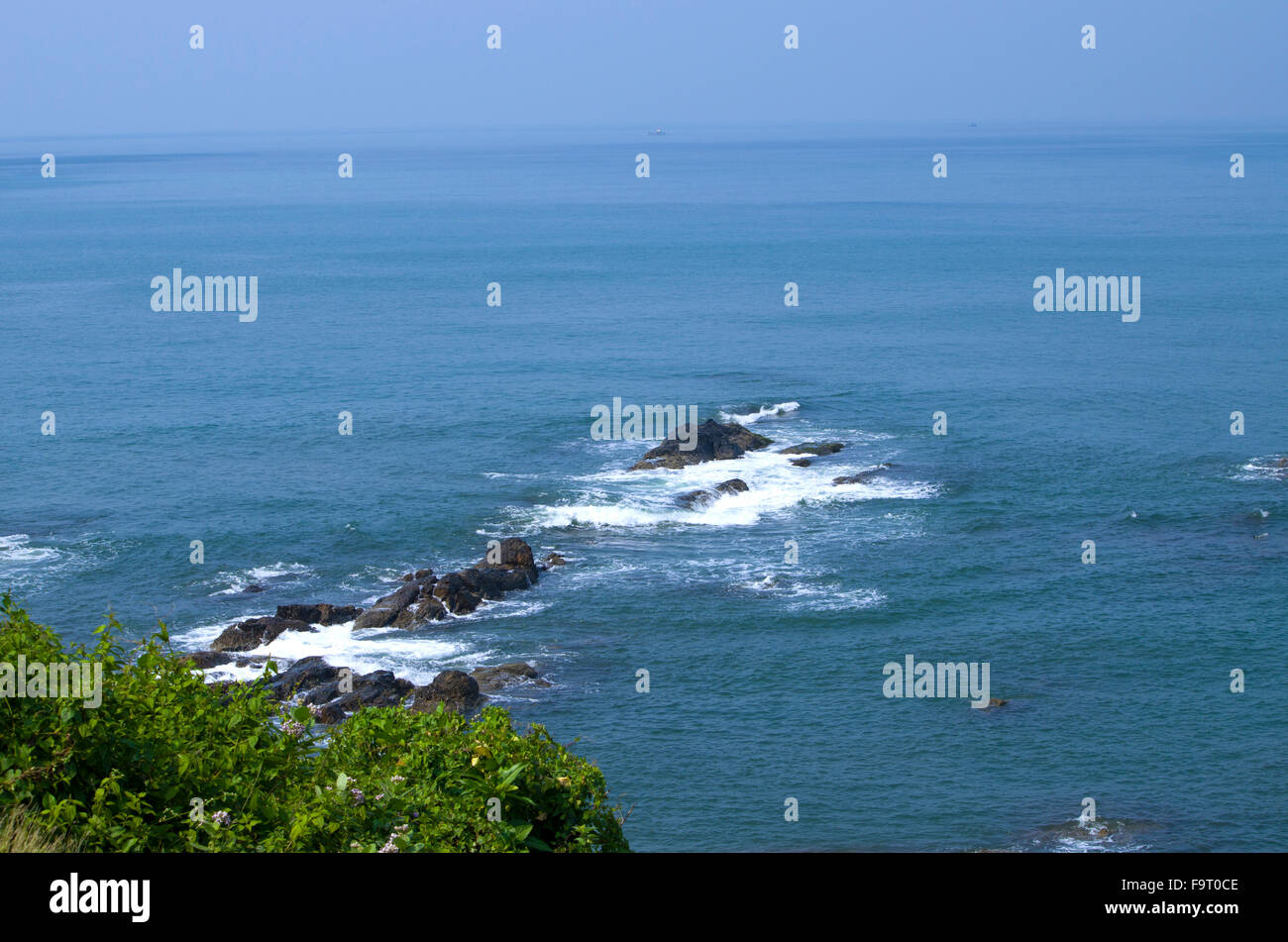 Beau paysage de mer avec Reeves, reste, un paysage, la mer, l'Inde, vacances, Reeves, pierres, la montagne, les plantes, l'océan Banque D'Images