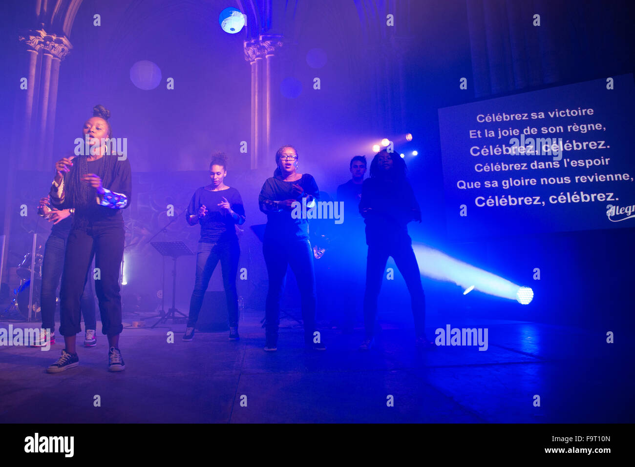 Groupe de rock chrétien dans la basilique Saint-Denis, France. Banque D'Images