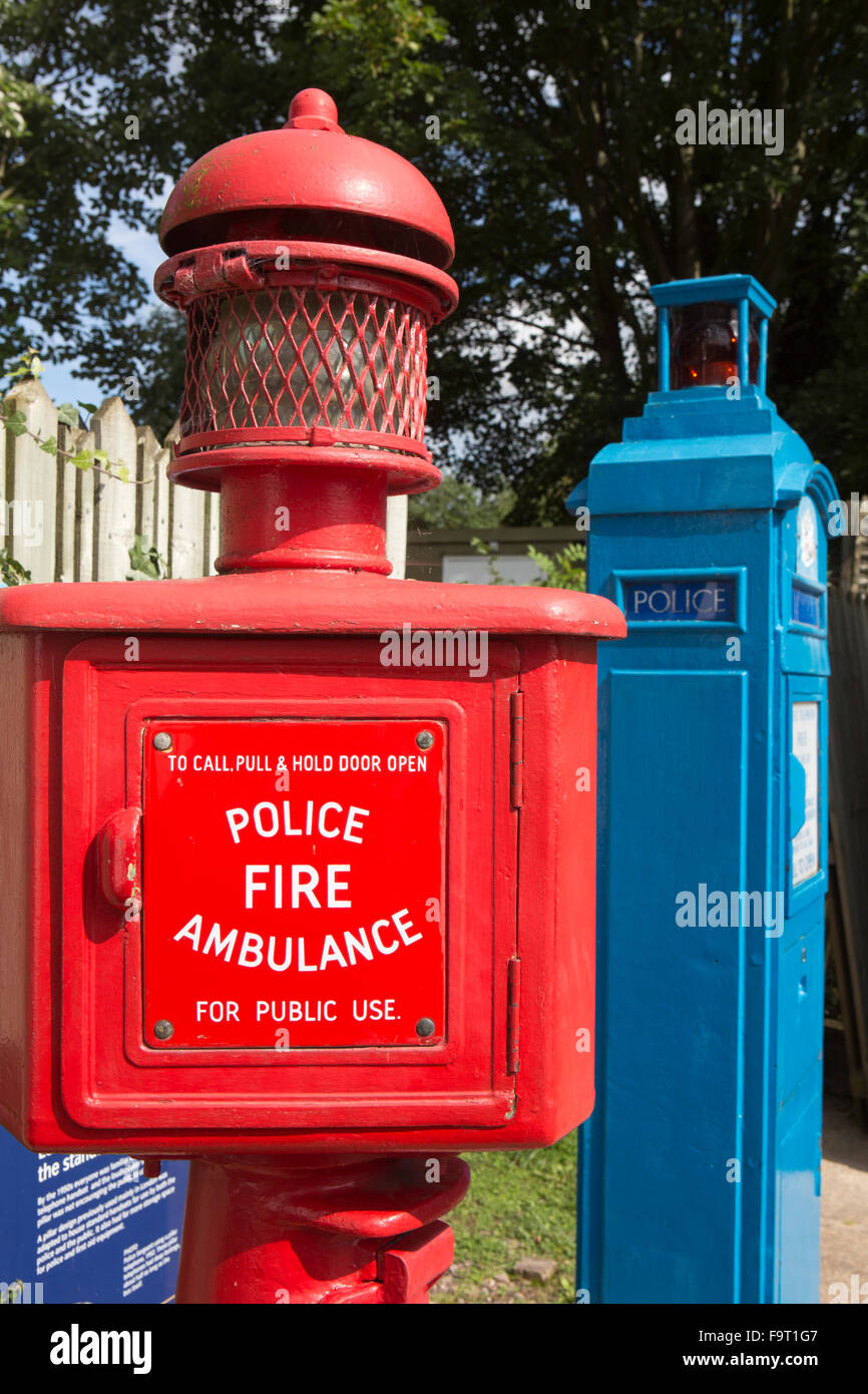 Royaume-uni, Angleterre, Worcestershire, Bromsgrove, Musée National d'Avoncroft, cabine téléphonique rouge, de collecte d'appel d'urgence routière fort Banque D'Images