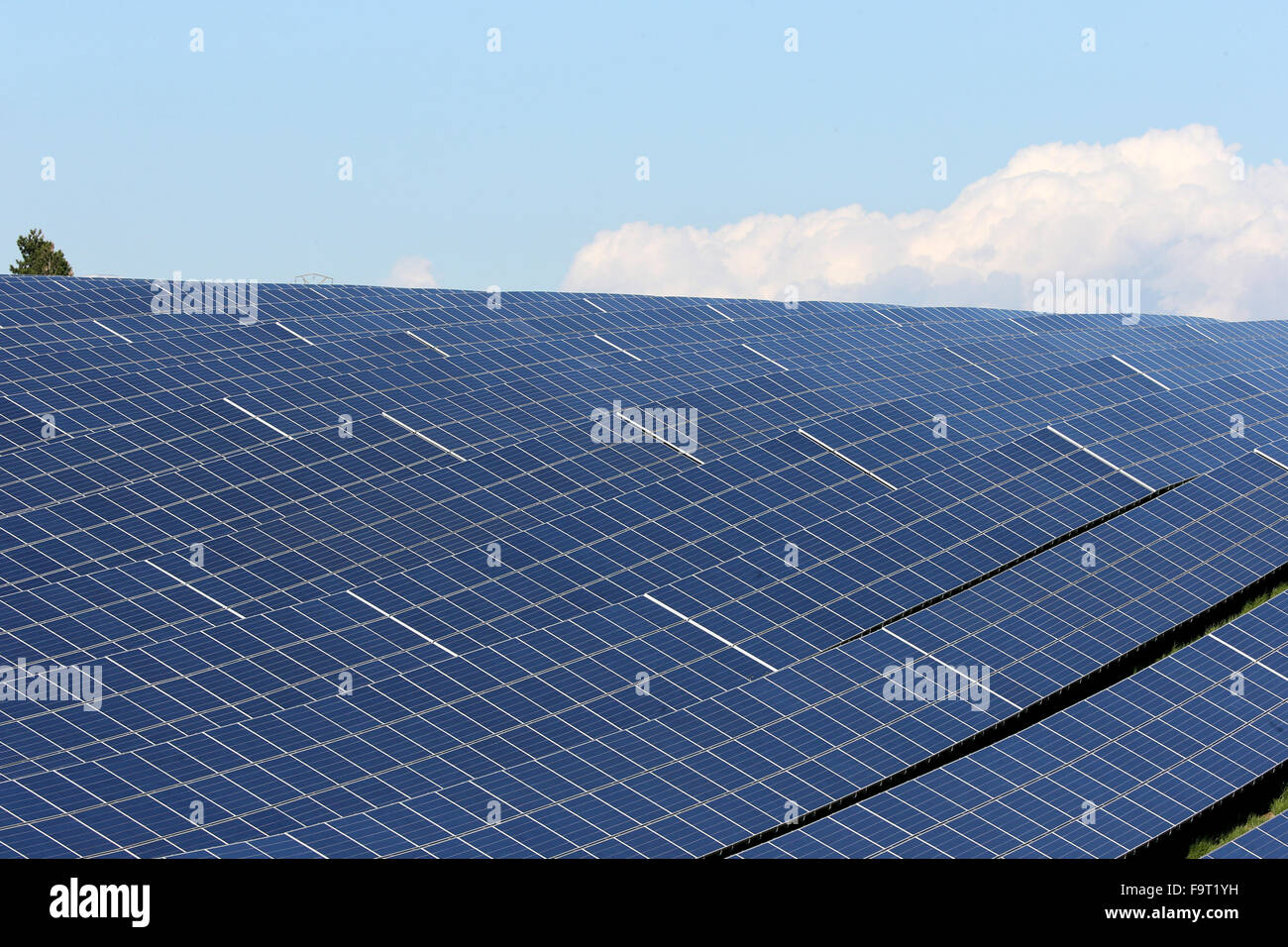 Ferme solaire. Centrale solaire photovoltaïque. Alpes de Haute Provence. La France. Banque D'Images